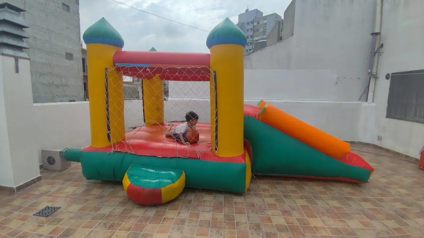 Castillo inflable con tobogán armado en una terraza